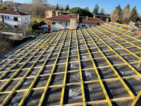 Versant de toiture avec écran sous-toiture noir et quadrillage de liteaux